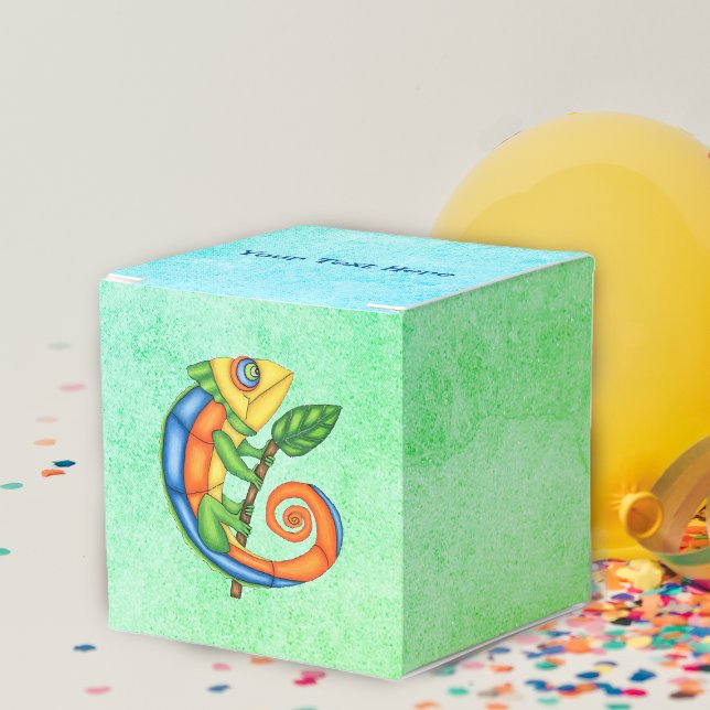 Caixinha De Lembrancinhas Cartografia Diária Lizard Folha Brilhante Cor Verd (Cartoon Lizard in bright colours leaf on stick on mottled green blue mix Birthday favor or gift box.)