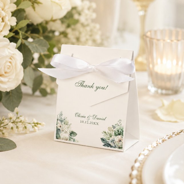 Caixinha De Lembrancinhas Casamento Boho Sage Verde e Flores de Marfim (Boho Sage Green and Ivory Flowers Wedding Favor Boxes on an elegant wedding table with flowers)