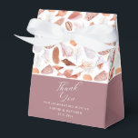 Caixinha De Lembrancinhas Casamento Chic Costeiro de Beach Seashells<br><div class="desc">Beach Seashells Watercolor Coastal Chic Wedding Boxes com um padrão bonito de concha em fundo branco com o texto "Obrigado" na escrita moderna e personalizado com seus nomes e data. Ao contrário, está a hashtag nas redes sociais. Perfeito para casamentos e eventos costeiros e de Verão. Personalize editando o texto...</div>