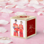 Caixinha De Lembrancinhas Casamento Chinês de Dupla Felicidade do Red Knot U<br><div class="desc">O moderno e minimalista nó de felicidade dupla de união, amor e casamento em vermelho. A dupla felicidade é um símbolo clássico e auspicioso usado em todos os casamentos chineses, orientais e asiáticos. Concebido por gordura*fa*estanho. Fácil de personalizar com seu próprio texto, foto ou imagem. Para pedidos personalizados, entre em...</div>