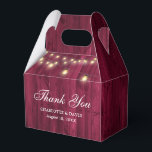Caixinha De Lembrancinhas Casamento das Luzes das Cordas de Madeira do Burgu<br><div class="desc">Obrigado de casamento Rustic Burgundy,  você é a favor de uma caixa com luzes de cordas em um fundo de madeira.</div>
