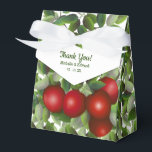 Caixinha De Lembrancinhas Casamento das Maçãs Vermelhas | Obrigado<br><div class="desc">Maçãs vermelhas penduradas entre folhas verdes.</div>