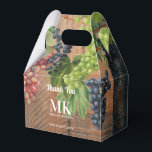 Caixinha De Lembrancinhas Casamento de Madeira e Uvas de Vinha Rústica<br><div class="desc">Uma bela combinação de textura rústica de madeira, uvas vindimadas e videiras e um monograma elegante. Design ideal para os entusiastas do país, vinhedo ou vinho. Presente de aniversário ideal, decoração de festas, decoração caseira, papelaria, presente de Natal ou presente para qualquer outra ocasião especial. Visite nosso compro para ver...</div>