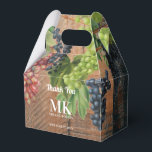 Caixinha De Lembrancinhas Casamento de Madeira e Uvas de Vinha Rústica<br><div class="desc">Uma bela combinação de textura rústica de madeira, uvas vindimadas e videiras e um monograma elegante. Design ideal para os entusiastas do país, vinhedo ou vinho. Presente de aniversário ideal, decoração de festas, decoração caseira, papelaria, presente de Natal ou presente para qualquer outra ocasião especial. Visite nosso compro para ver...</div>
