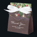Caixinha De Lembrancinhas Casamento de Natal Russo<br><div class="desc">O natal personalizado favorece caixas com fundo de madeira escuro,  ramos festivos de árvores de natal,  decorações de árvores vermelhas e douradas,  cones de pínus,  luzes cintilantes de cordas,  o título 'obrigado você' e seus nomes.</div>