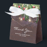 Caixinha De Lembrancinhas Casamento de Natal Russo<br><div class="desc">O natal personalizado favorece caixas com fundo de madeira escuro,  ramos festivos de árvores de natal,  decorações de árvores vermelhas e douradas,  cones de pínus,  luzes cintilantes de cordas,  o título 'obrigado você' e seus nomes.</div>