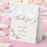 Caixinha De Lembrancinhas Casamento Geométrico Moderno Minimalista Verde<br><div class="desc">Casamentos recentes e modernos favorecem caixas com uma estrutura geométrica de ouro, sotaques verdes elegantes e design minimalista limpa. Personalize facilmente com seus nomes, data e detalhes especiais. Perfeito para casamentos botânicos, jardins ou ao ar livre com estilo contemporâneo eterno. Um belo modelo editável ideal para primavera e comemorações de...</div>