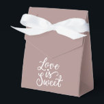 Caixinha De Lembrancinhas Casamento Minimalista em Rosa Dourado e Branco<br><div class="desc">Suntuosas bolsas de presente de casamento em cor Rosa Dourado que farão seu presente se destacar. Cada bolsa é adornada com uma inscrição romântica 'O amor é doce', adicionando um charme delicado e estilo único ao seu presente. Faça seu presente ainda mais especial com nossas exquisitas bolsas de presente de...</div>