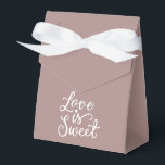 Caixinha De Lembrancinhas Casamento Minimalista em Rosa Dourado e Branco<br><div class="desc">Sacos de presente de casamento deslumbrantes em cor Rosa Dourado que farão seu presente se destacar. Cada saco é adornado com uma inscrição romântica 'O amor é doce', adicionando um charme delicado e estilo único ao seu presente. Torne seu presente ainda mais especial com nossos exquisitos sacos de presente de...</div>
