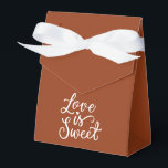 Caixinha De Lembrancinhas Casamento Minimalista na Cor Vermelho Ferrugem<br><div class="desc">O design apresenta um fundo vermelho ferrugem e texto branco.</div>