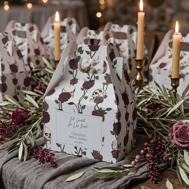 Caixinha De Lembrancinhas Casamento Soft Gothic Cinza Claro (Soft Gothic Wedding Favor Box features hand-drawn ink art with romantic skulls and maroon roses)