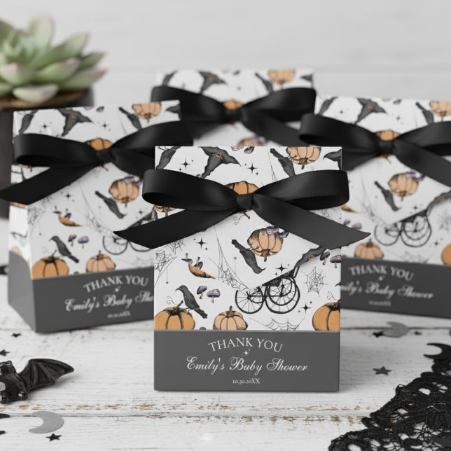 Caixinha De Lembrancinhas Chá de fraldas Gótica De Carruagem De Bebê Obrigad (Gender Neutral Gothic Gray Halloween Baby Shower Favor Boxes. Vintage Baby Carriage, Black Raven)