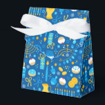 Caixinha De Lembrancinhas Chanukah Celebrando Estrelas Judaicas Gelt Flocos<br><div class="desc">Selecione a caixa de presente de forma que deseja para um pequeno presente ou um favor de festa Chanukah. Este design tem papel de embalagem,  papel de tecido e sacos de presentes. Utilização em crianças ou adultos.</div>