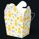 Caixinha De Lembrancinhas Chanukah Menorahs Gelt Pitcher Óleo Azul Branco Do<br><div class="desc">Selecione a caixa de presente de forma que deseja para um pequeno presente ou um favor de festa Chanukah. Este design tem papel de embalagem,  papel de tecido e sacos de presentes. Utilização em crianças ou adultos.</div>