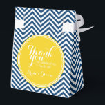 Caixinha De Lembrancinhas Chevron Azul Marinho - Agradecimento de Casamento<br><div class="desc">Um design geométrico ousado em cores frescas e modernas. Se precisar ajustar os monogramas,  clique no botão personalizar e faça as alterações.</div>