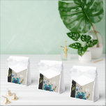 Caixinha De Lembrancinhas Coleção de Convites de Casamento com Renda Elegant<br><div class="desc">Celebre seu dia especial com este convite de casamento em renda lindamente desenhado. Com uma delicada sobreposição de renda, este convite exala romance e elegância atemporais. O fundo pastel suave e os detalhes intricados da renda criam uma aparência sofisticada e inspirada no vintage, perfeita para qualquer tema de casamento. Personalize...</div>