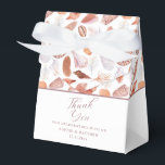 Caixinha De Lembrancinhas Conchas de Praia Aquarela Casamento Chic Costa<br><div class="desc">Caixas de Lembranças para Casamento em Aquarela Beach Seashells Watercolor Coastal Chic apresentam um lindo padrão de conchas em um fundo branco com o texto "Obrigado" em letra moderna e personalizado com seus nomes e data. No verso está sua hashtag de mídia social. Perfeito para casamentos e eventos costeiros e...</div>