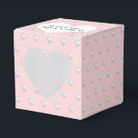 Caixinha De Lembrancinhas Cor-de-rosa com pérolas<br><div class="desc">Coração branca com novos nomes em pincel e padrão de pérolas brancas. A cor de fundo pode ser alterada.</div>