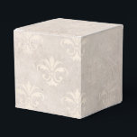 Caixinha De Lembrancinhas Damasco Grunge de Marfim<br><div class="desc">Caixa de favores com padrão de damasco em foil falso envelhecido,  marfim e branco deslumbrantes.</div>