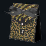 Caixinha De Lembrancinhas Dourado e Maculado<br><div class="desc">Bela caixa de favor apresentando lantejoulas douradas impressas com diamante na parte superior e estampa de leopardo na frente e atrás. A letra de monograma personalizável está em uma moldura dourada e fundo preto. É perfeita para qualquer ocasião como aniversário,  casamento,  aniversário de casamento e mais</div>