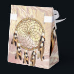 Caixinha De Lembrancinhas Dream Catcher Wedding<br><div class="desc">Um design de caçador de sonhos com guarnições douradas e marrons que inclui uma teia redonda de vida em círculo de bambu com penas castanhas e miçangas vermelhas em um fundo de pena macia para um casamento.</div>