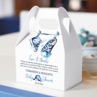 É um chá de fraldas de boné calçado de esportes pa