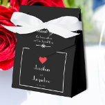 Caixinha De Lembrancinhas Elegante Obrigado A Favor Do Casamento Moderno Da<br><div class="desc">Elegante Obrigado A Favor Da Quic Modern Wedding Black And White Favor Box. As bonitas caixas de favor dão as boas-vindas. O favor personalizado perfeito de convidado de casamento e tão elegante nas suas mesas de recepção. Clique em personalizar este modelo para personalizá-lo com seus próprios nomes de noiva e...</div>