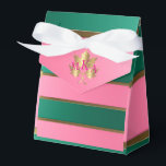 Caixinha De Lembrancinhas Elegante rosa e monograma verde<br><div class="desc">Adicione um toque de elegância ao seu evento especial com estas caixas de favoritos monogramas maravilhosas, parte da luxuosa coleção rosa e verde. Apresentando um design riscado em cor-de-rosa e verde vibrantes, essas caixas de favores são acentuadas com um motivo de folha de ouro e monograma personalizado para um toque...</div>