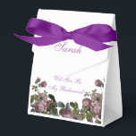 Caixinha De Lembrancinhas Elegante Seja Minha Bridesmaid Vintage Purple Flor<br><div class="desc">Preencha esta bonito caixa de presentes com guloseimas como um convite para a sua madrinha. O design é de uma bela ilustração floral vintage em matizes roxas e mauvas. Mostrado em um plano de fundo branco, você pode alterar a cor, personalizar a mensagem, os nomes e a data; também o...</div>
