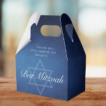 Caixinha De Lembrancinhas Estrela Azul Moderna do Bar Formal Partido Mitzvah<br><div class="desc">Belas e profundas sombras de azul escuro criam uma textura como a água nesta caixa de favorecimento formal do Bar Mitzvah. Escrita elegante e minimalista com o nome do seu filho na sutil Estrela de David para celebrar o seu Jewishson a chegar à idade.</div>