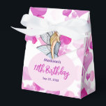 Caixinha De Lembrancinhas Fada Princesa de Aniversário Pink Corações Esboço<br><div class="desc">Desenhado com base na minha ilustração de moda de uma linda senhora loira usando um vestido branco cinza de pétalas de flor clássico e elegante. O design tem texto personalizável no centro e bolhas de corações rosa no fundo. Presente perfeito para amantes de moda! Personalizável com seu próprio texto para...</div>