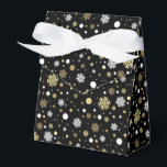 Caixinha De Lembrancinhas Faux Dourados Flocos De Neve Brancos Polkadoem Pre<br><div class="desc">Flocos de neve e padrões de bolinhas brancos e dourados contemporâneos em um fundo preto. Design moderno, mas simples e simples, para embrulhar aqueles divertidos aniversários, surpresas ou presentes de Natal. Disponível em produtos como papel de embalagem e de tecido, etiquetas para presentes, bolsas e caixas de favores, autocolantes e...</div>