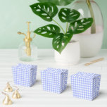 Caixinha De Lembrancinhas Faye e Lauren Blue Gingham<br><div class="desc">Apresentando nossas encantadoras caixas de favoritos desenhadas por gingham, a maneira perfeita de expressar gratidão ao seu casamento, aniversário ou convidados corporativos. Estas caixas de favor personalizadas fazem com que seus convidados se sintam especiais e deixem uma impressão duradoura. Cada caixa de favoritos possui dimensões de 4 polegadas de largura,...</div>