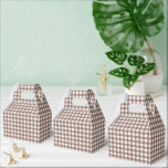 Caixinha De Lembrancinhas Faye e Lauren Brown Gingham<br><div class="desc">Apresentando nossas encantadoras caixas de favoritos desenhadas por gingham, a maneira perfeita de expressar gratidão ao seu casamento, aniversário ou convidados corporativos. Estas caixas de favor personalizadas fazem com que seus convidados se sintam especiais e deixem uma impressão duradoura. Cada caixa de favoritos possui dimensões de 4 polegadas de largura,...</div>
