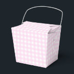 Caixinha De Lembrancinhas Faye e Lauren Pastel Pink Gingham<br><div class="desc">Apresentando nossas encantadoras caixas de favoritos desenhadas por gingham, a maneira perfeita de expressar gratidão ao seu casamento, aniversário ou convidados corporativos. Estas caixas de favor personalizadas fazem com que seus convidados se sintam especiais e deixem uma impressão duradoura. Cada caixa de favoritos possui dimensões de 4 polegadas de largura,...</div>