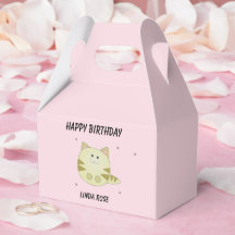Feliz aniversário de um gato castanho-branco