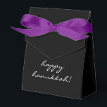 Caixinha De Lembrancinhas Feliz Hanukkah Chanukah Clássico Moderno<br><div class="desc">Esta apresentação eleva a prenda tradicional do feriado "gelt",  pequenas quantias de dinheiro ou a variedade de chocolate!</div>