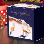 Caixinha De Lembrancinhas Feliz Natal - veados de madeira e montanhas de nev<br><div class="desc">Celebre a estação com esta caixa de presentes encantadora adornada com o meu trabalho de arte Fantabuloustef. Apresentando três cervos de madeira numa cena noturna de Natal nevada, aninhados perto de uma montanha de madeira, é uma verdadeira terra maravilhosa do inverno. "Feliz Natal" é escrito elegantemente em caligrafia de ouro,...</div>