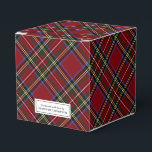 Caixinha De Lembrancinhas Feriado Clássico de Tartan Vermelho<br><div class="desc">Esta caixa de presentes, adornada com um padrão clássico de tartan vermelho, é perfeita para adicionar um toque de elegância festiva a qualquer presente feito à mão. Um rótulo saboroso na frente declara orgulhosamente "feito à mão com amor por" com seu nome. Esta caixa é ideal para presentes feitos à...</div>