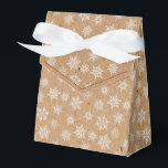 Caixinha De Lembrancinhas Feriado de Neve de inverno Kraft, Impresso<br><div class="desc">Kraft imprimiu a caixa de favor com arco de fita. A caixa é gravada com flocos de neve brancos e cinzas de tamanhos variados. Perfeito para as reuniões de festas, presentes de anfitrião, bens cozidos e muito mais. Design impresso com um padrão Kraft faux (simulado). O design está disponível em...</div>