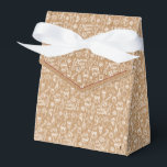 Caixinha De Lembrancinhas Feriado do Conjunto de Ícones do Ruby Red Kraft de<br><div class="desc">Caixa de favor Feriado com arco de fita. A caixa é gravada com ícones brancos esboçados no Natal e no inverno. Perfeito para as reuniões de festas, presentes de anfitrião, bens cozidos e muito mais. Design impresso com um padrão Kraft faux (simulado). O design está disponível em uma coleção curada...</div>