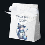Caixinha De Lembrancinhas Feriados de inverno elegantes do Natal Snowman<br><div class="desc">Feriados Elegantes De Inverno De Snowman Favorecem Caixas. Único,  bonito,  na moda design. Fácil de ser personalizado. O estilo,  o tamanho e as cores da fonte podem ser alterados. Itens correspondentes disponíveis.</div>