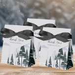 Caixinha De Lembrancinhas Festa de Feriado da Floresta de Neve Moderna das Á<br><div class="desc">Uma bela cena de inverno de uma floresta cheia de neve de chuveiro verde escuro e abetos e um céu de cinza pálida decora esta caixa de festas de Natal para um casamento ou gala de Natal. Este desenho moderno de uma paisagem natural nevada é perfeito para um evento de...</div>