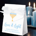 Caixinha De Lembrancinhas Festa Personalizada de Amor e Chanucá Leve Menorah<br><div class="desc">Uma caixa de favorecimento do partido Amor e Chanucá Luz personalizado para presentes da família judia numa festa Chanukah ou numa sinagoga. Personalize com seu próprio sobrenome ou informações de grupo em azul em torno da bonito menorah dourada.</div>