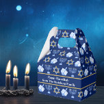 Caixinha De Lembrancinhas Festa Personalizada de Padrão do Hanukkah Blue Men<br><div class="desc">Bonita caixa de favores do Hanukkah em azul bonito com um padrão legal de estrela judaica,  sonho para diversão jogos Chanukah e menorah judaica para o feriado. Monograma com sua própria mensagem de presente da sua família.</div>