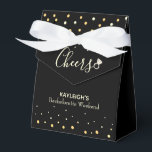 Caixinha De Lembrancinhas Fim de Semana de Solteira Cheers Preto e Dourado<br><div class="desc">Essas caixas de favores divertidas com design glitter dourado são perfeitas para festas de solteira de fim de semana. Um brinde às suas amigas com essas caixas de festa personalizadas. Encontre itens correspondentes na minha loja.</div>