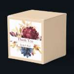 Caixinha De Lembrancinhas Floral de Aquarela de outono de marinho<br><div class="desc">Agrupamento floral exuberante de flores e folhas de aquarelas. As cores do outono de Deep Burgundy e de um Marinho azul são harmoniosamente combinadas com folhagem de ouro para uma rica tapeçaria de cor. Ambos os lados das cartas estão totalmente decorados com flores e fontes personalizáveis. Personalize seus monogramas e...</div>