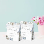 Caixinha De Lembrancinhas Floral de Casamento Azul Empoeirado Escrito Elegan<br><div class="desc">Caixa de presente personalizada de casamento floral azul elegante empoeirado</div>