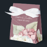 Caixinha De Lembrancinhas Flores de Hortênsias em Aguarela Rosa e Branca sob<br><div class="desc">Esta caixa de presente de casamento romântico apresenta um design floral em aguarela com hortênsias rosa e brancas sobre um fundo cor de rosa pálido. Delicados buquês de flores de hortênsia são retratados em torno da parte inferior.</div>