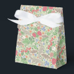 Caixinha De Lembrancinhas Framboesas Borboletas Currais Jardim de Morango<br><div class="desc">Aproveite este adorável padrão de jardim vitoriano ao embrulhar o presente perfeito. Esta design de safra apresenta um jardim com borboletas, cravos vermelhos e marigóides amarelos, evocando os anos 1900. Também tem morangos vermelhos e framboesas. O sutil esquema de cores funciona bem com um casamento, chá de panela, aniversário ou...</div>